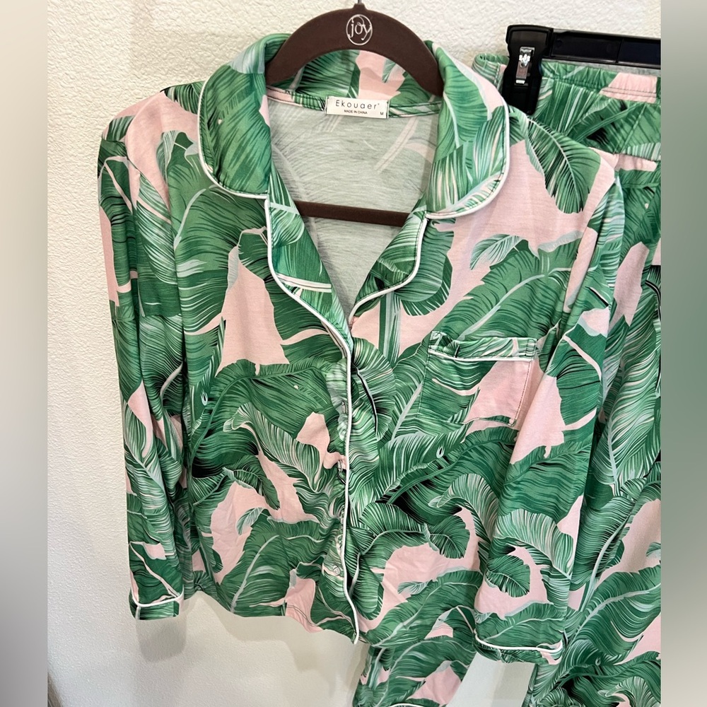 Green Leaf Print Stylish Pajama Set - Picture 5 of 5